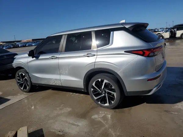 JA4J3UA88NZ022798 2022 MITSUBISHI OUTLANDER - Image 2
