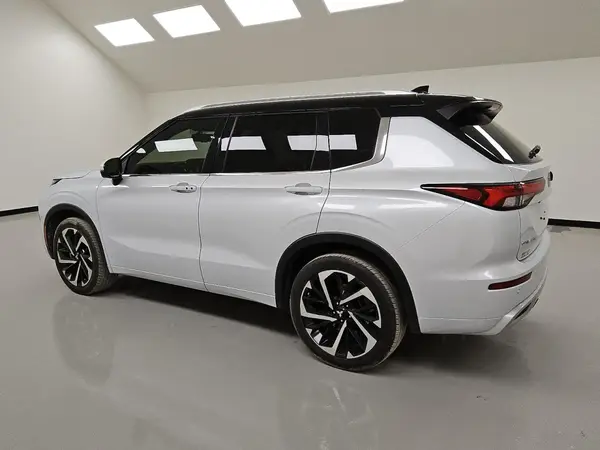 JA4J3VA81PZ011733 2023 MITSUBISHI OUTLANDER - Image 2