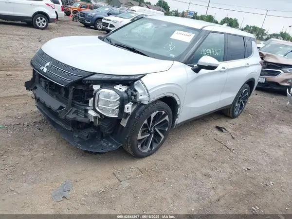 JA4J3VA81RZ030124 2024 MITSUBISHI OUTLANDER - Image 2