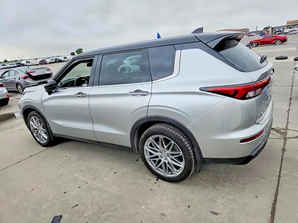 JA4J3VA8XPZ043502 2023 MITSUBISHI OUTLANDER - Image 2