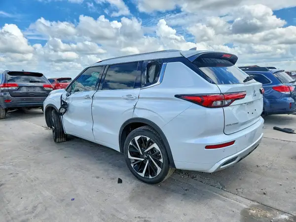 JA4J3WA88RZ032748 2024 MITSUBISHI OUTLANDER - Image 2