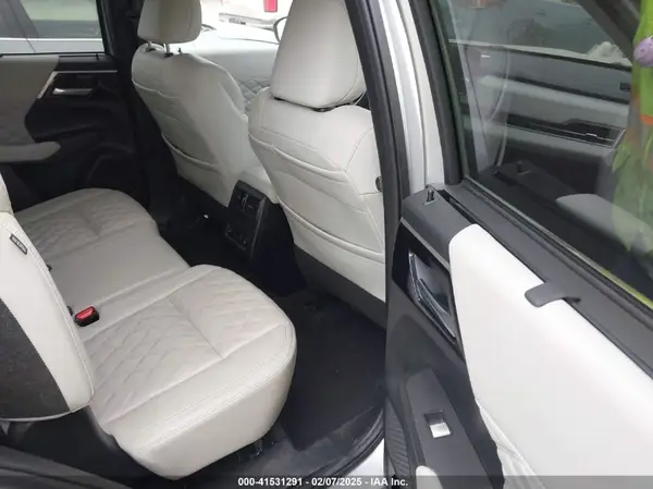 JA4J3WA88RZ045158 2024 MITSUBISHI OUTLANDER - Image 8