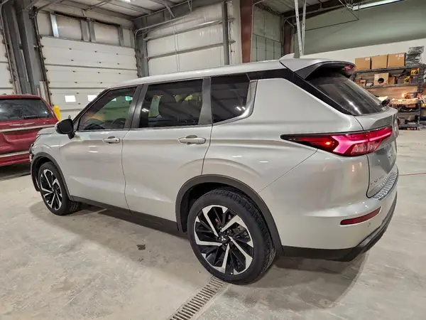 JA4J4TA89NZ045661 2022 MITSUBISHI OUTLANDER - Image 2