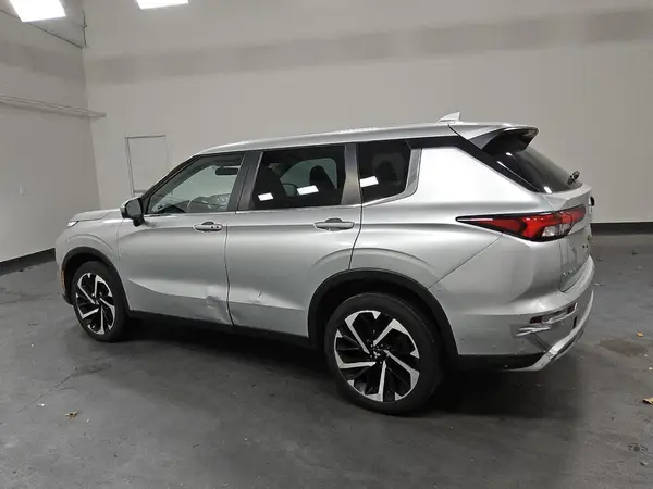 JA4J4UA81PZ045517 2023 MITSUBISHI OUTLANDER - Image 2