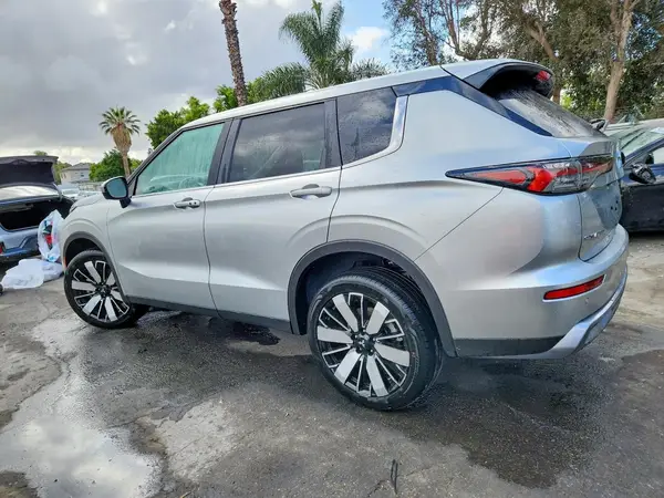 JA4J4VA82SZ059652 2025 MITSUBISHI OUTLANDER - Image 2