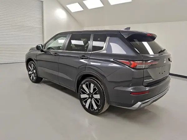 JA4J4VA8XSZ023031 2025 MITSUBISHI OUTLANDER - Image 2
