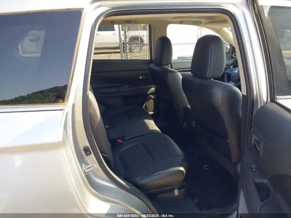 JA4JZ4AX1JJ000916 2018 MITSUBISHI OUTLANDER - Image 8