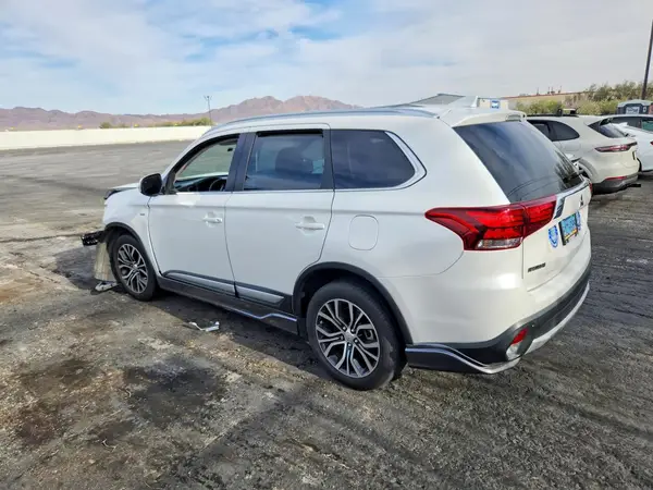 JA4JZ4AX1JZ064911 2018 MITSUBISHI OUTLANDER - Image 2