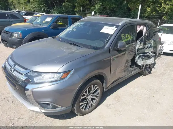 JA4JZ4AX8JJ000640 2018 MITSUBISHI OUTLANDER - Image 2