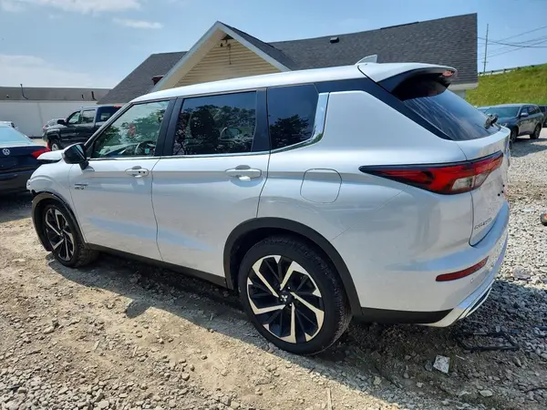 JA4T5VA92SZ054868 2025 MITSUBISHI OUTLANDER - Image 2