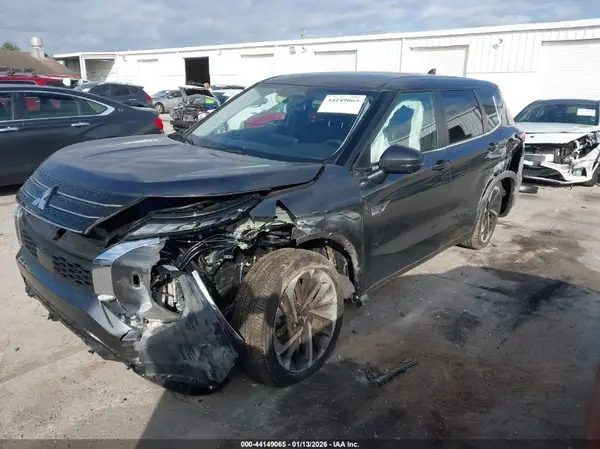 JA4T5VA93SZ010944 2025 MITSUBISHI OUTLANDER - Image 2