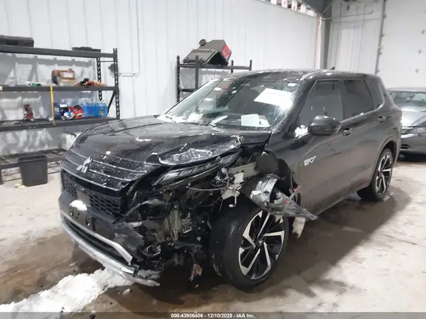 JA4T5VA97SZ055028 2025 MITSUBISHI OUTLANDER - Image 2