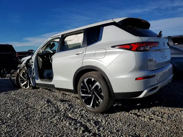 JA4T5VA9XSZ000704 2025 MITSUBISHI OUTLANDER - Image 2