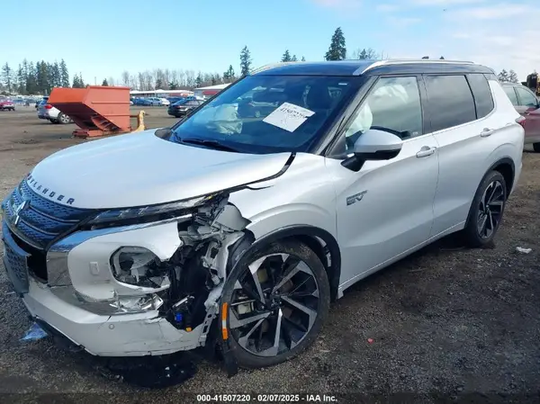 JA4T5WA96RZ027916 2024 MITSUBISHI OUTLANDER - Image 2