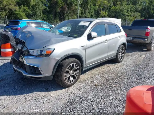 JAHAR3AU1JU018587 2018 MITSUBISHI OUTLANDER - Image 2
