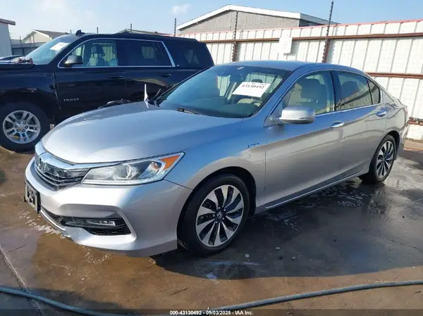JHMCR6F38HC003812 2017 HONDA ACCORD - Image 2