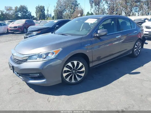 JHMCR6F38HC004555 2017 HONDA ACCORD - Image 2