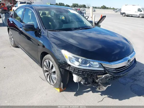 JHMCR6F5XHC028230 2017 HONDA ACCORD - Image 1