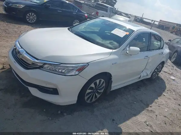 JHMCR6F77HC025111 2017 HONDA ACCORD - Image 2