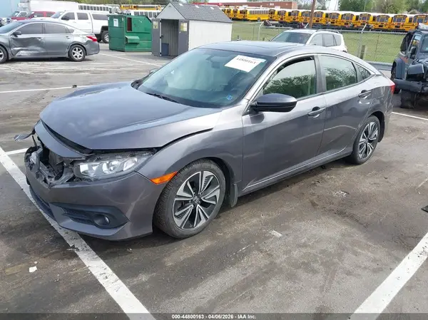 JHMFC1F38JX025700 2018 HONDA CIVIC - Image 2