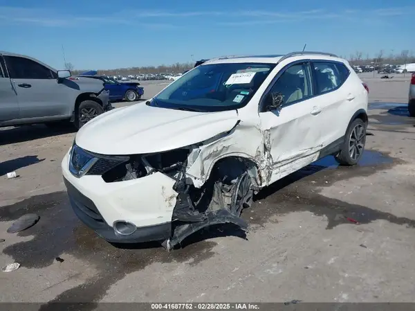 JN1BJ1CP0HW004940 2017 NISSAN ROGUE - Image 2