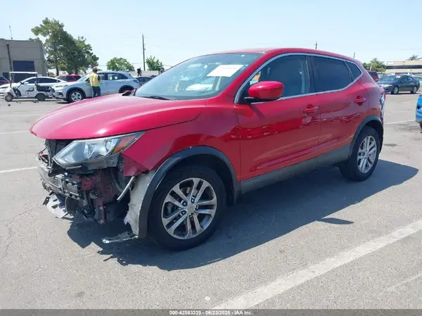 JN1BJ1CP0JW105787 2018 NISSAN ROGUE - Image 2