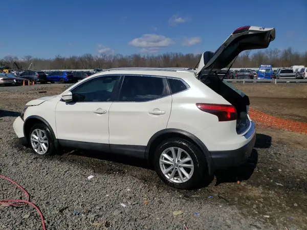 JN1BJ1CP0JW107359 2018 NISSAN ROGUE - Image 2