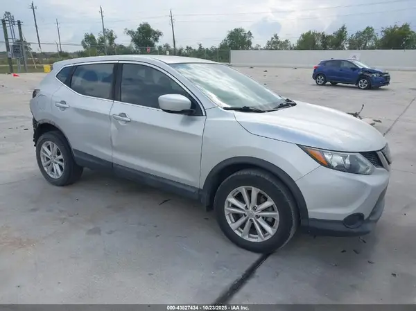 JN1BJ1CP0JW157579 2018 NISSAN ROGUE - Image 1