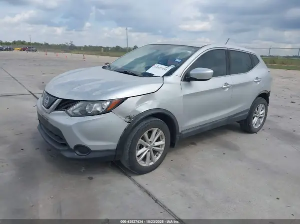 JN1BJ1CP0JW157579 2018 NISSAN ROGUE - Image 2
