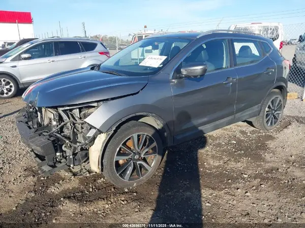 JN1BJ1CP1HW018040 2017 NISSAN ROGUE - Image 2