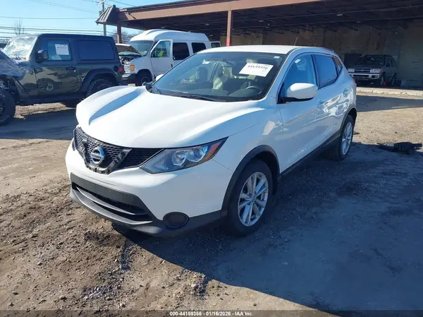JN1BJ1CP1HW028163 2017 NISSAN ROGUE - Image 2
