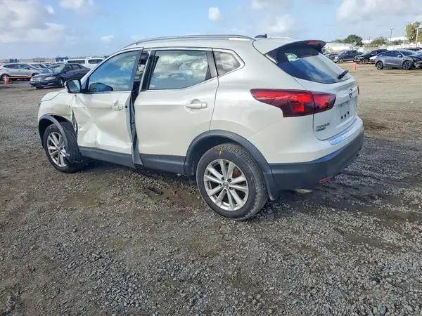 JN1BJ1CP1JW102784 2018 NISSAN ROGUE - Image 2