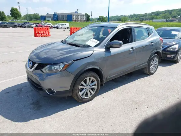 JN1BJ1CP1JW105295 2018 NISSAN ROGUE - Image 2