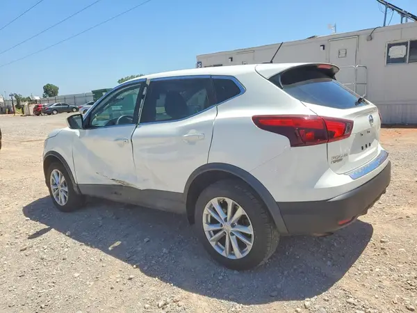 JN1BJ1CP1JW152973 2018 NISSAN ROGUE - Image 2