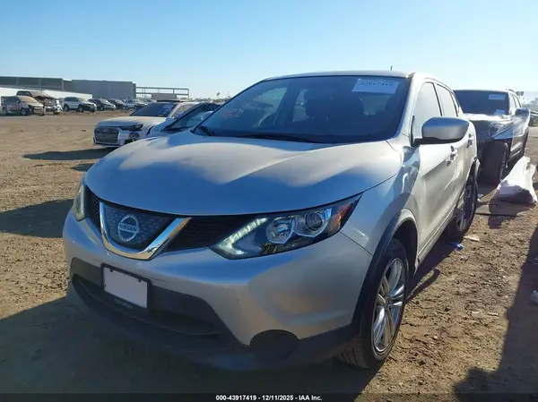 JN1BJ1CP1JW155579 2018 NISSAN ROGUE - Image 2