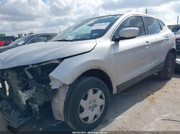 JN1BJ1CP1JW156876 2018 NISSAN ROGUE - Image 2
