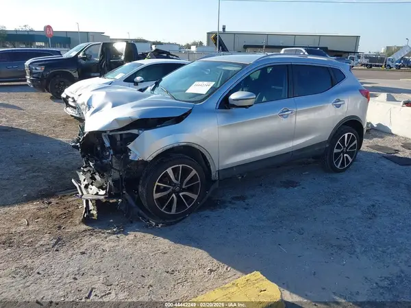 JN1BJ1CP2HW020637 2017 NISSAN ROGUE - Image 2