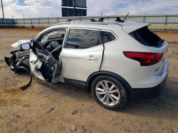 JN1BJ1CP2JW100901 2018 NISSAN ROGUE - Image 2