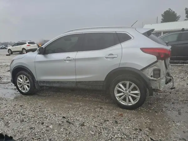 JN1BJ1CP2JW107699 2018 NISSAN ROGUE - Image 2