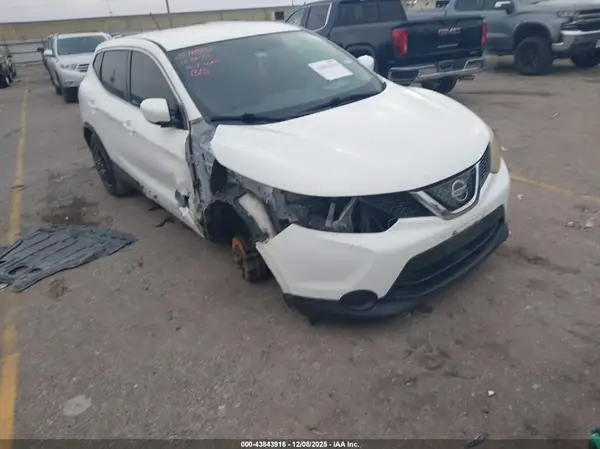 JN1BJ1CP2JW157387 2018 NISSAN ROGUE - Image 1