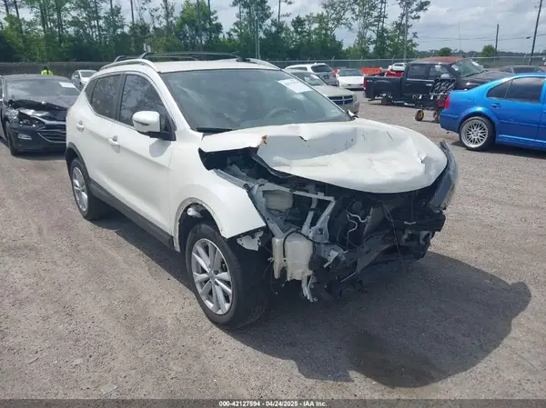 JN1BJ1CP4HW018940 2017 NISSAN ROGUE - Image 1