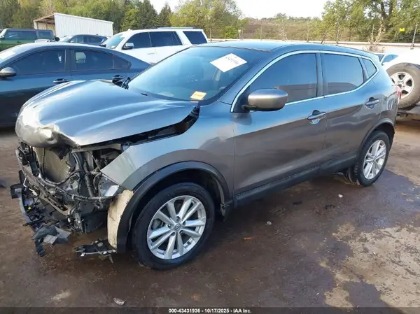 JN1BJ1CP4JW152675 2018 NISSAN ROGUE - Image 2