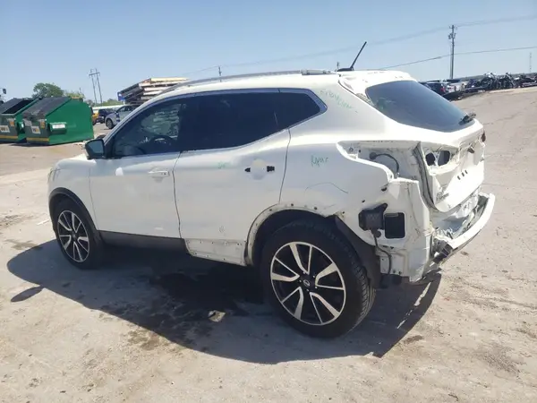 JN1BJ1CP4JW185658 2018 NISSAN ROGUE - Image 2