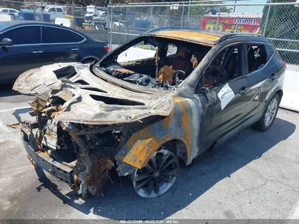JN1BJ1CP4JW191184 2018 NISSAN ROGUE - Image 2