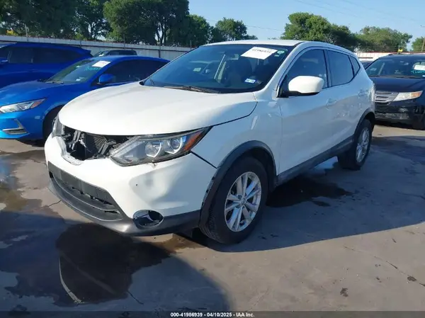 JN1BJ1CP5HW010457 2017 NISSAN ROGUE - Image 2