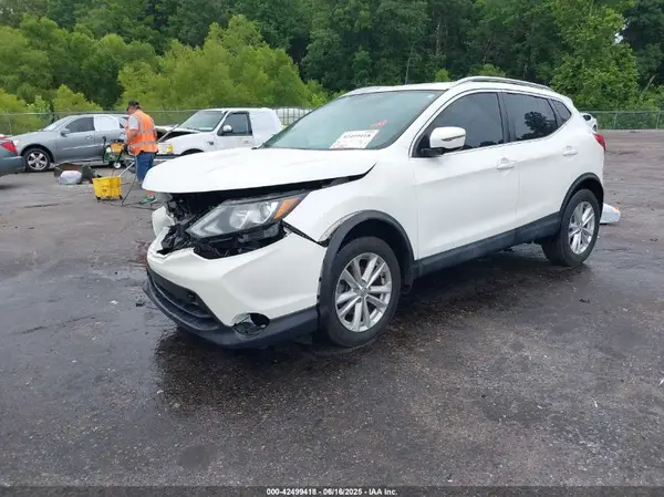 JN1BJ1CP5HW011012 2017 NISSAN ROGUE - Image 2