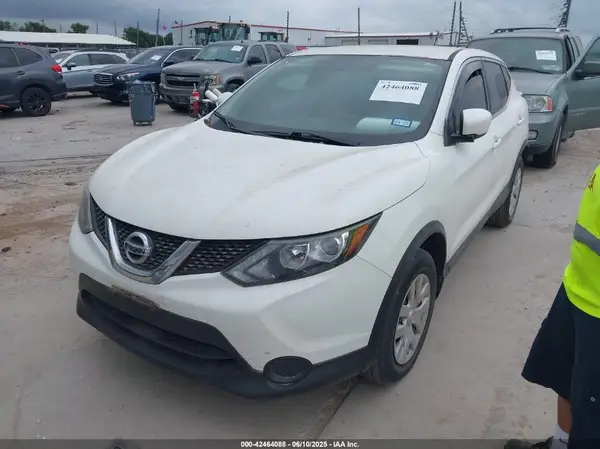 JN1BJ1CP5JW103615 2018 NISSAN ROGUE - Image 2