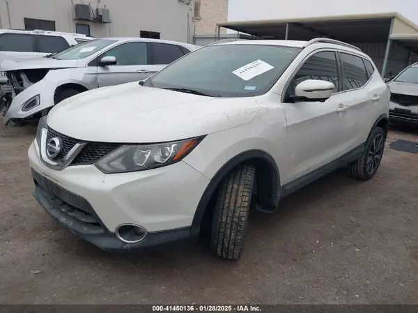 JN1BJ1CP5JW107518 2018 NISSAN ROGUE - Image 2