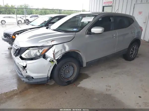JN1BJ1CP5JW155732 2018 NISSAN ROGUE - Image 2