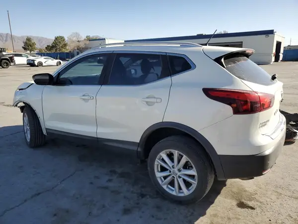 JN1BJ1CP5JW159781 2018 NISSAN ROGUE - Image 2